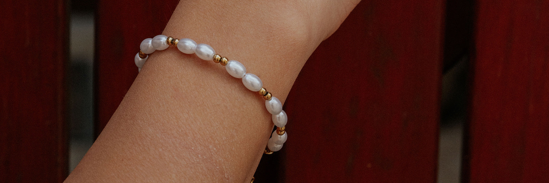 Akitsune Women wearing a bracelet with pearls in white and gold