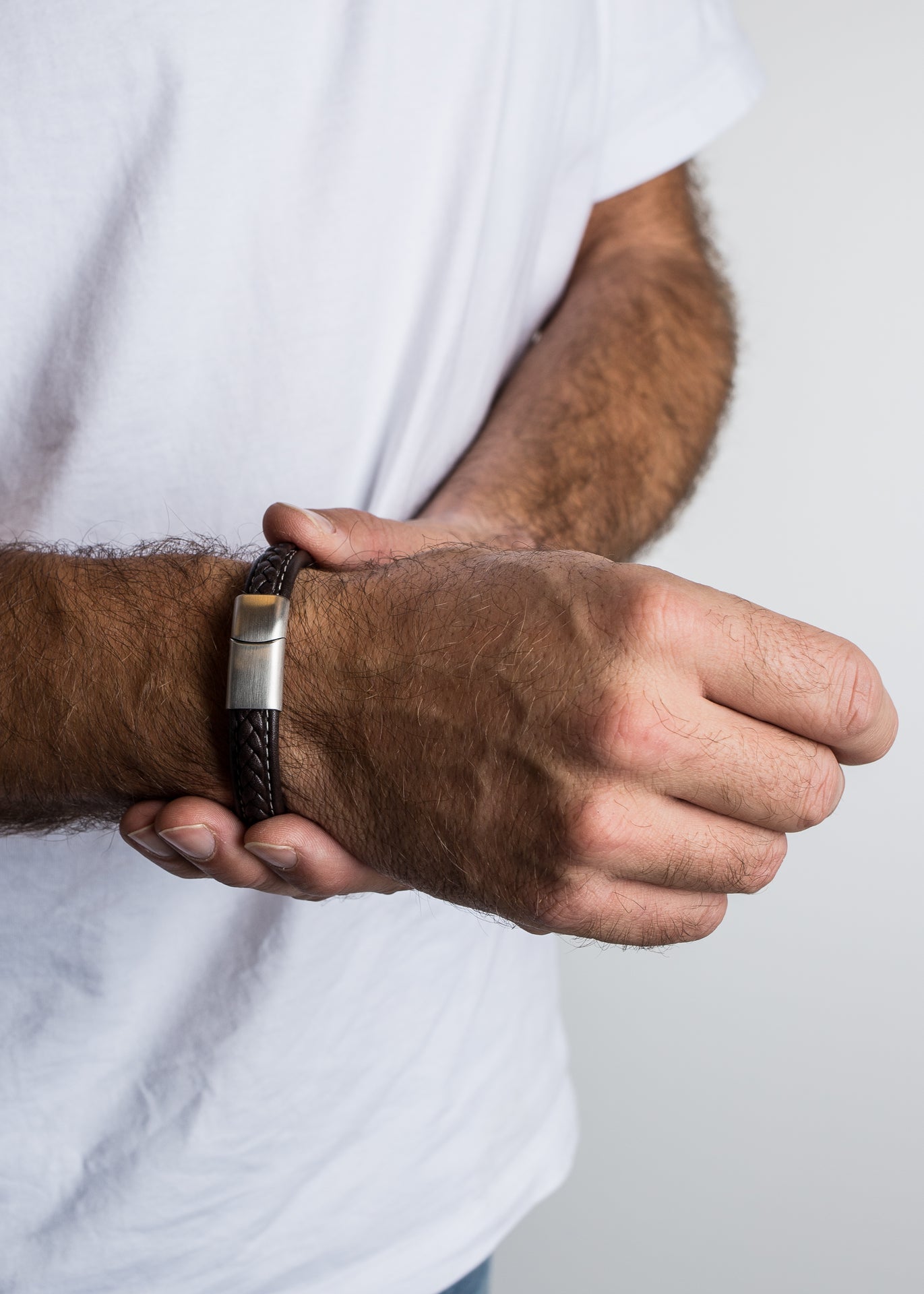 AK-B-FID-03-Akitsune-Fides-Mens-Leather-Bracelet-Model-2-5x4