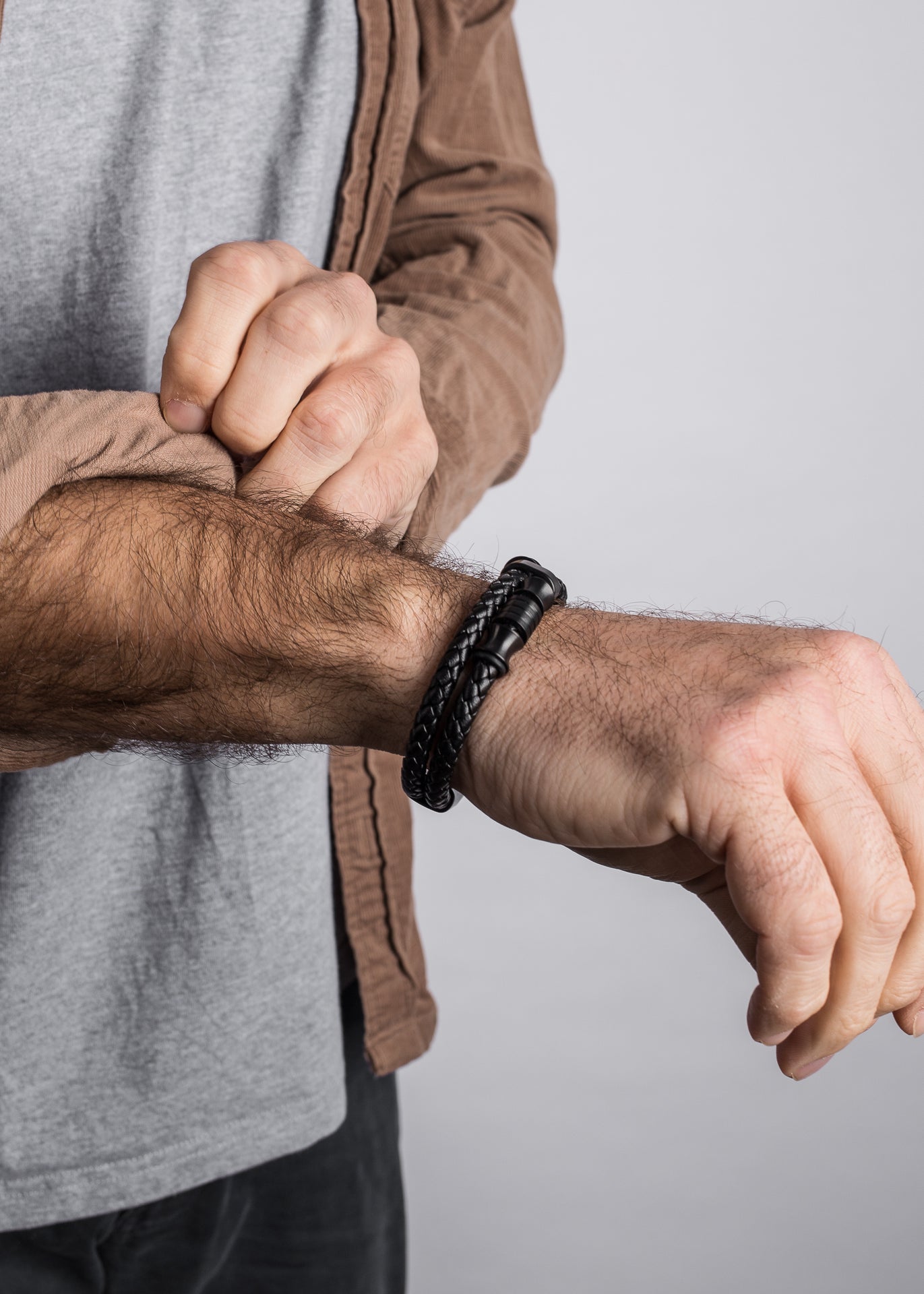 AK-B-GRA-01-Akitsune-Gracilitas-Leather-Bracelet-Matte-Black-Black-Model-2-5x4