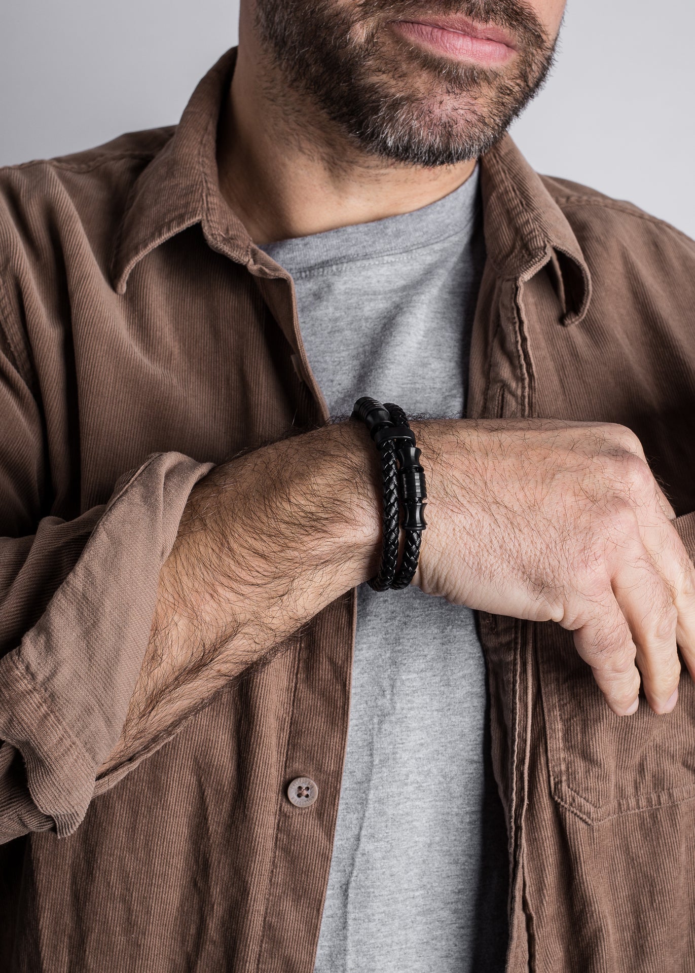 AK-B-GRA-01-Akitsune-Gracilitas-Leather-Bracelet-Matte-Black-Black-Model-3-5x4