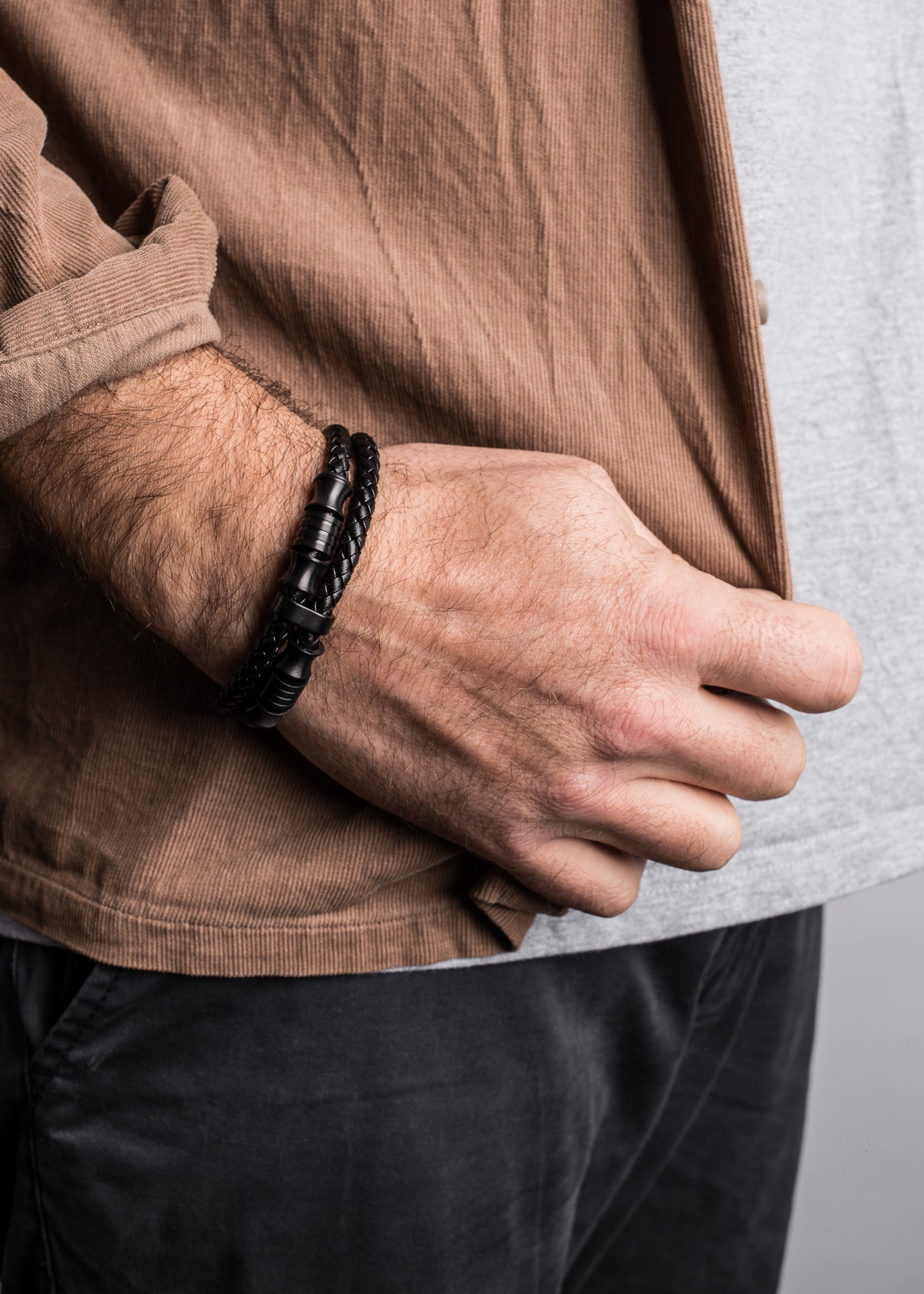 AK-B-GRA-01-Akitsune-Gracilitas-Leather-Bracelet-Matte-Black-Black-Mood