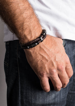 AK-B-GRA-04-Akitsune-Gracilitas-Leather-Bracelet-Black-Brown-Model-2-5x4