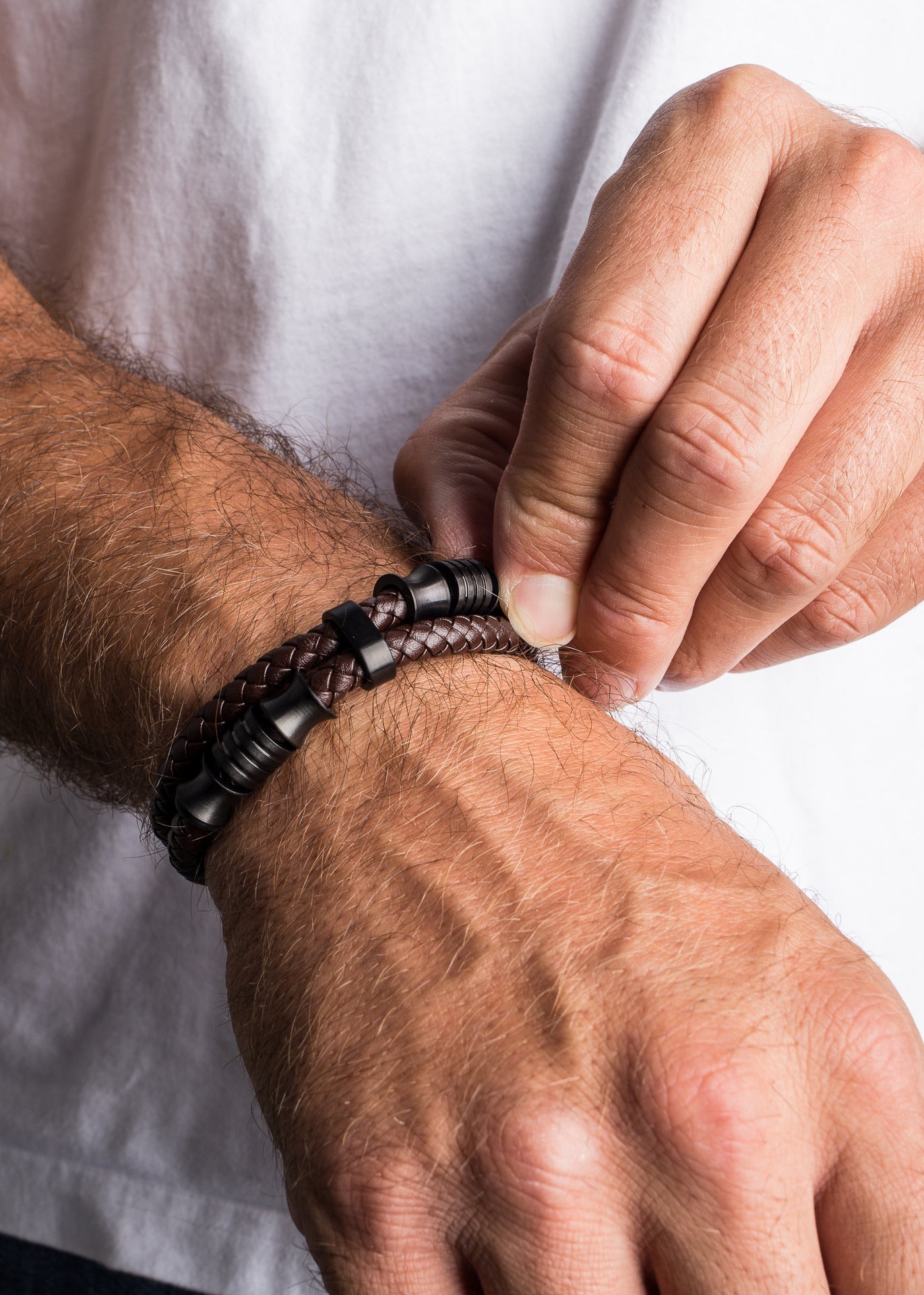 AK-B-GRA-04-Akitsune-Gracilitas-Leather-Bracelet-Black-Brown-Model-5x4