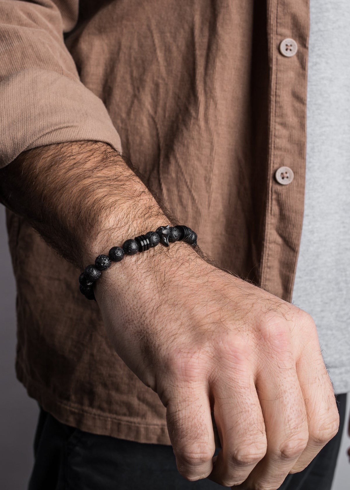 Obsidius-Perlenarmband Schwarz - Schwarzer Lavastein an einem Model getragen