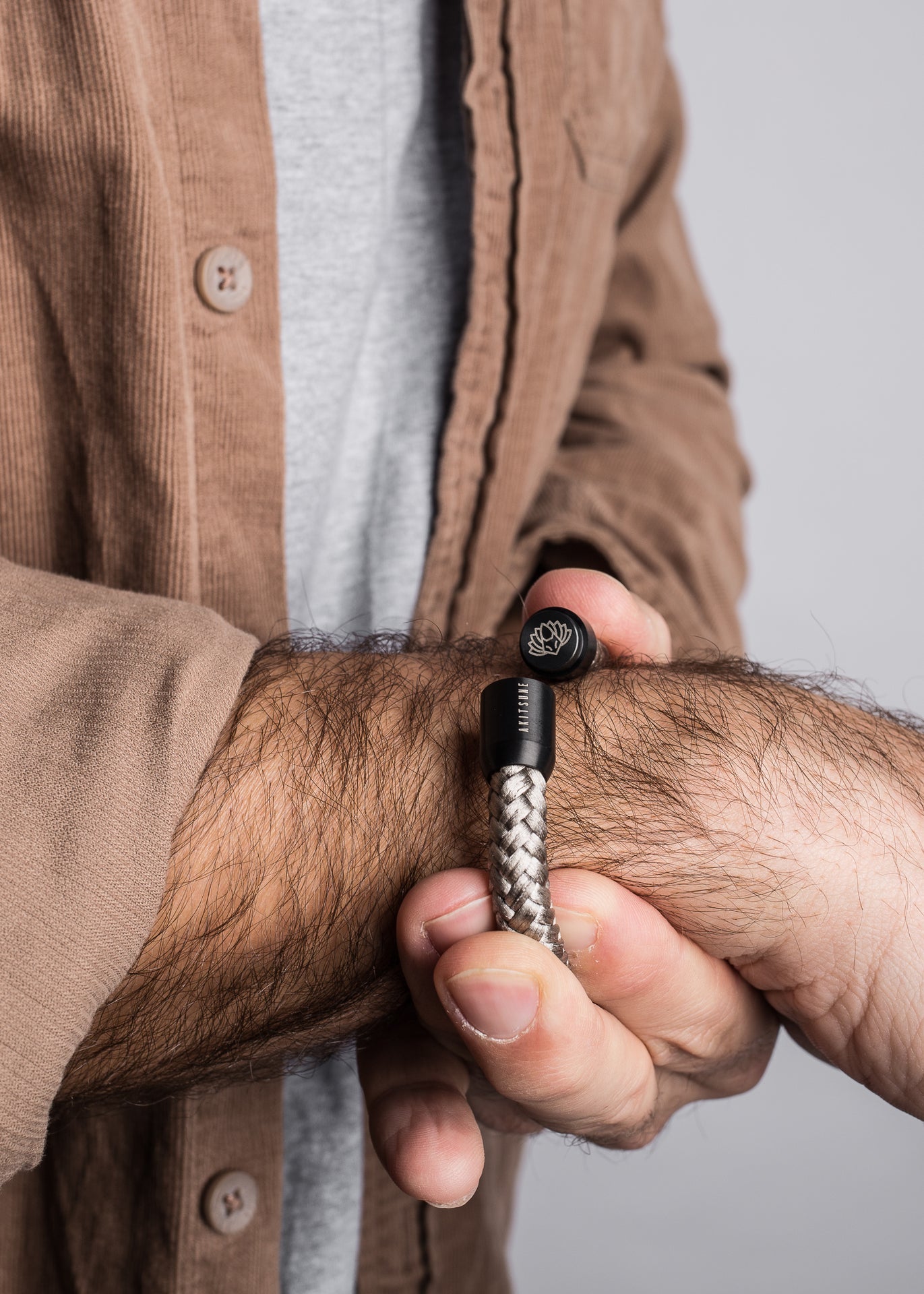 AK-B-POR-08-Akitsune-Portus-Nautical-Rope-Bracelet-Matte-Black-Gray-Model