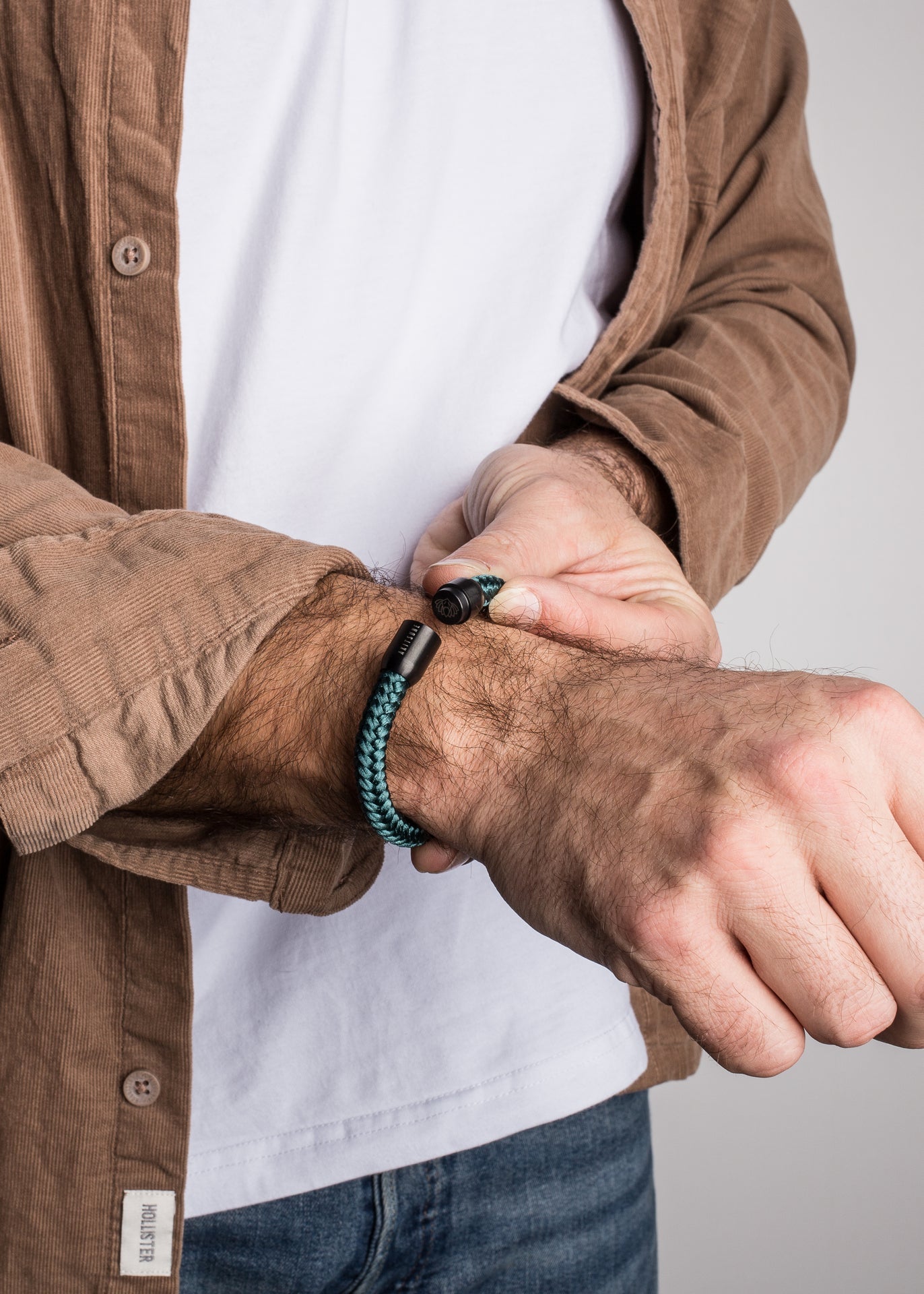 AK-B-POR-11-Akitsune-Portus-Bracelet-Nautical-Black-Green-Model-3