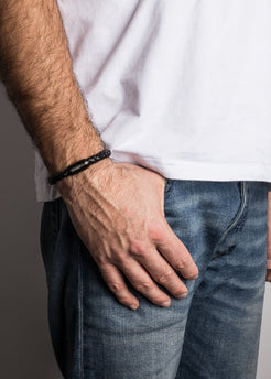 AK-B-POR-16-18-Akitsune-Portus-Braided-Leather-Bracelet-Nautical-Black-Black-Model