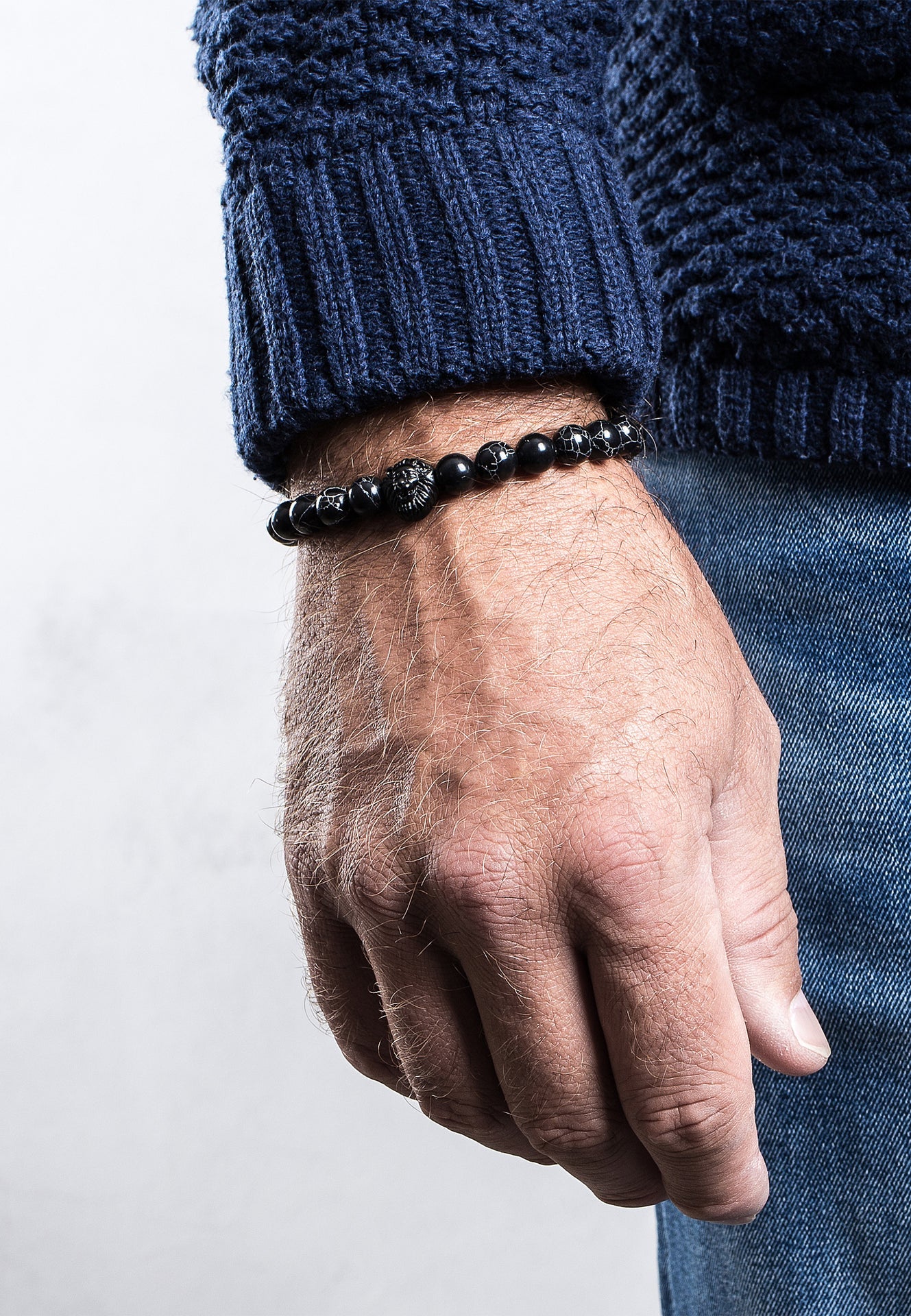 AK-B-REG-09-Akitsune-Regis-Beaded-Bracelet-Mens-Beads-Lion-Matte-Black-Marble-Model-2