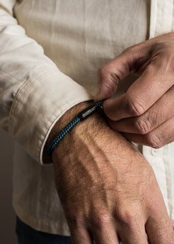 AK-B-SILV-18-Akitsune-Silva-Nylon-Bracelet-Black-Green-Model