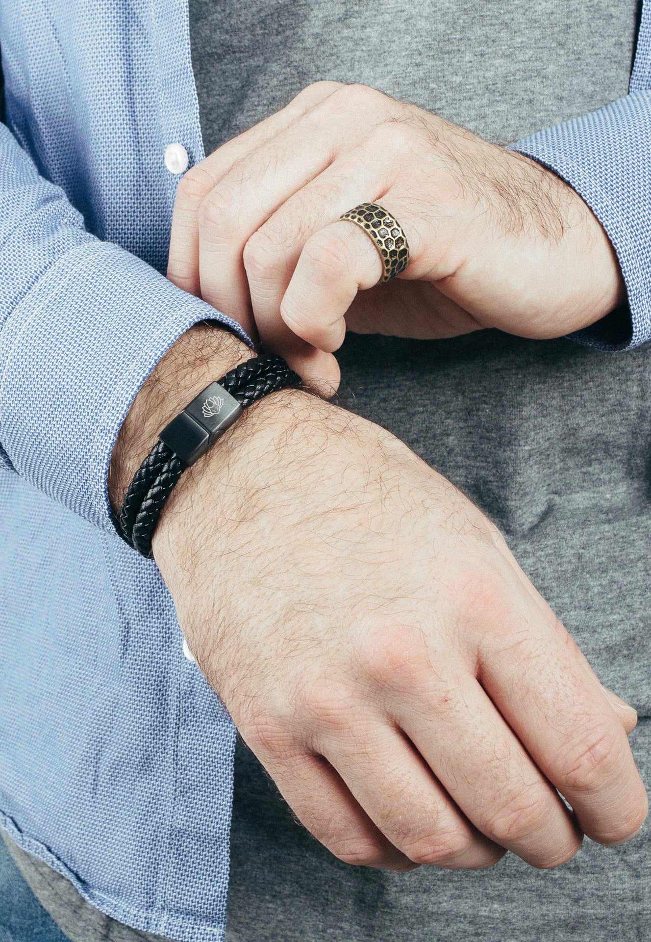 AK-B-SIM-01-Akitsune-Simplicitas-Leather-Bracelet-Black-Black-Model-New-Design-Collection