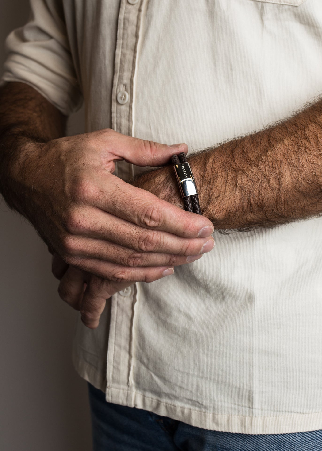 AK-B-SIM-05-Akitsune-Gracilitas-Leather-Bracelet-Gold-Brown-Model