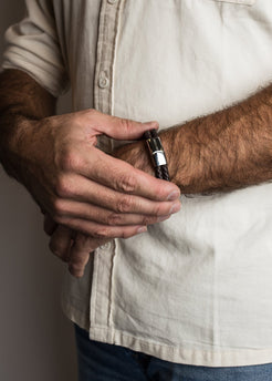 AK-B-SIM-05-Akitsune-Gracilitas-Leather-Bracelet-Gold-Brown-Model