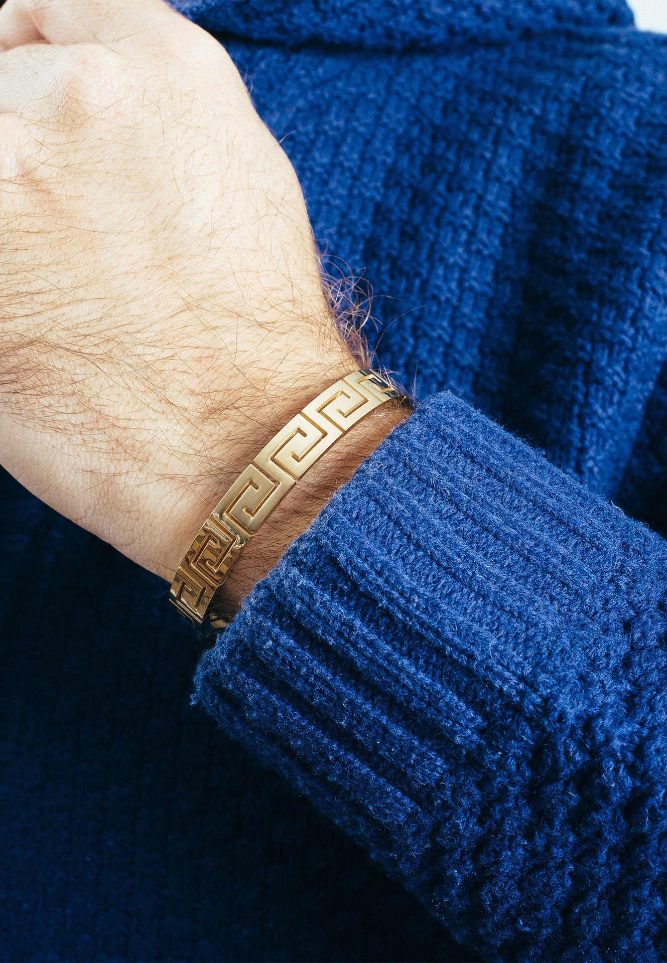 AK-CB-ARG-02-Akitsune-Argius-Meander-Bangle-Gold-Model-2