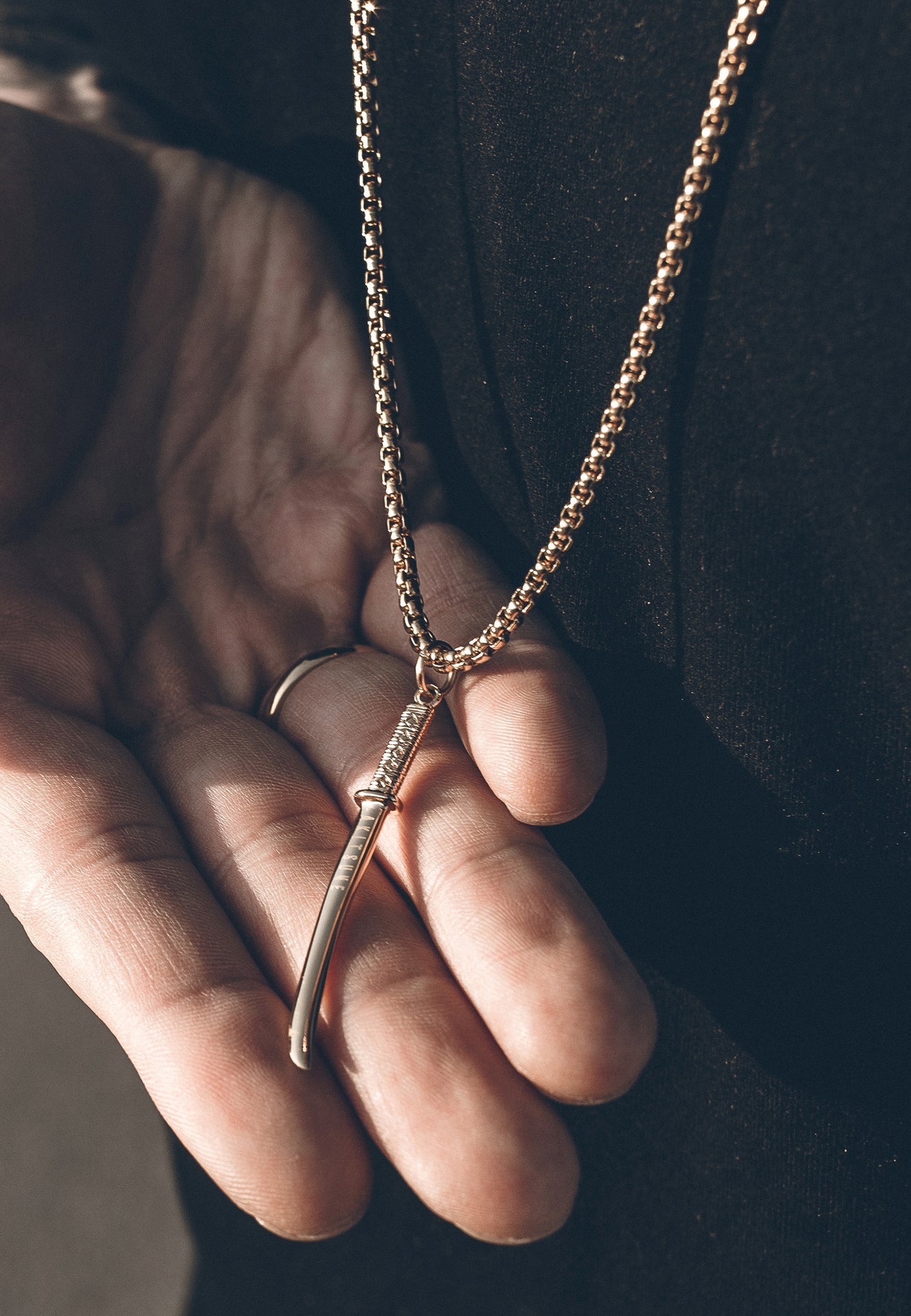 AK-PEN-GLA-02-Akitsune-Gladius-Pendant-Kantana-Gold-MoodCkiiMjshdFKlA