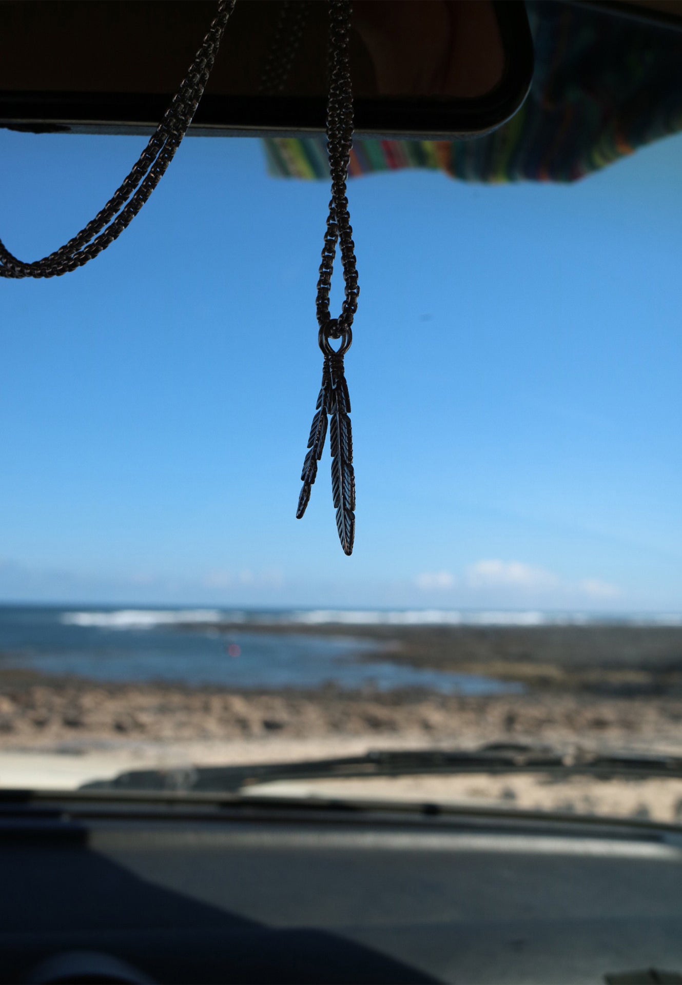 AK-PEN-LEV-01-Akitsune-Levitas-Feather-Pendant-Necklace-Black-Mood