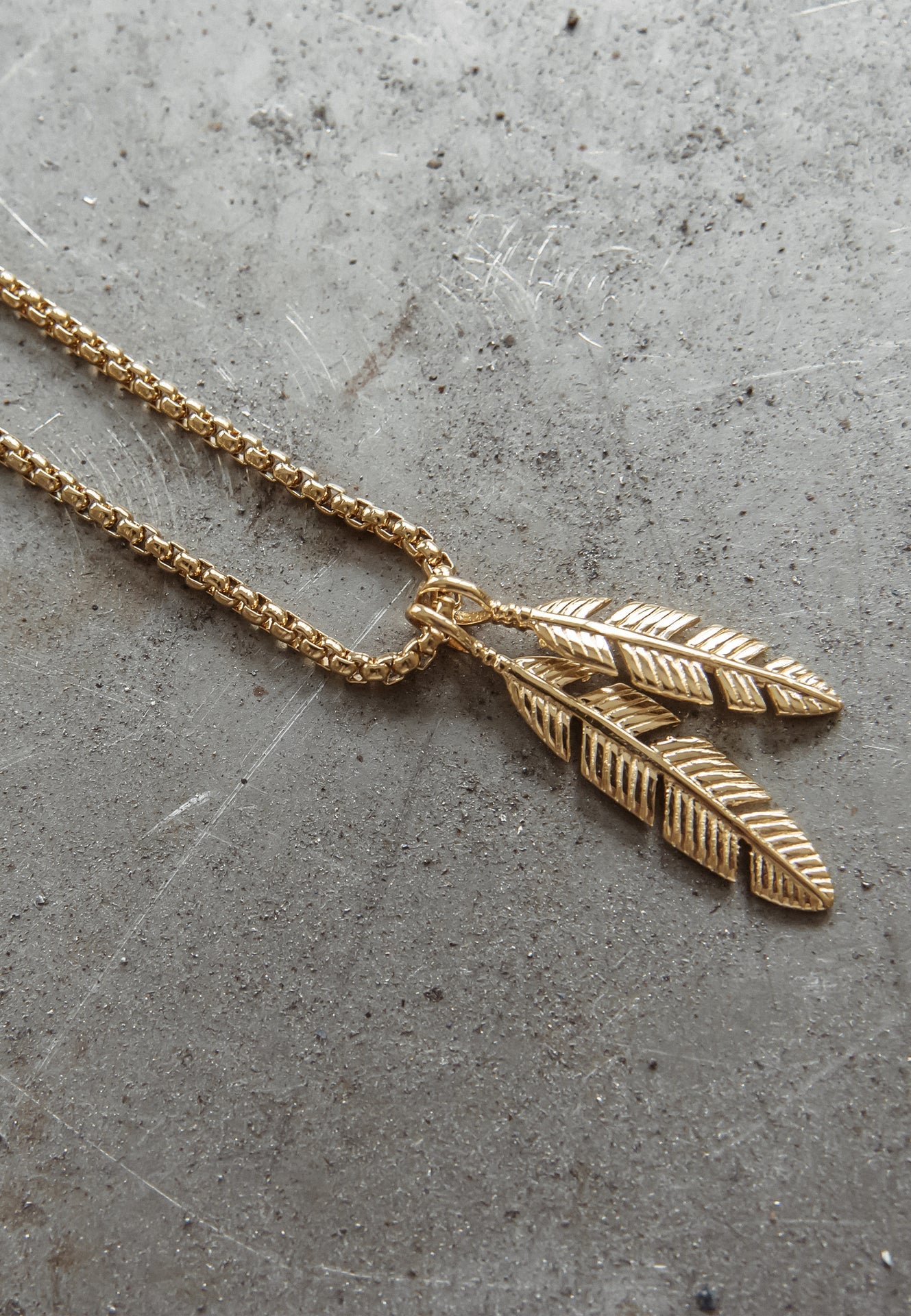 AK-PEN-LEV-03-Akitsune-Levitas-Feather-Pendant-Necklace-Gold-Mood