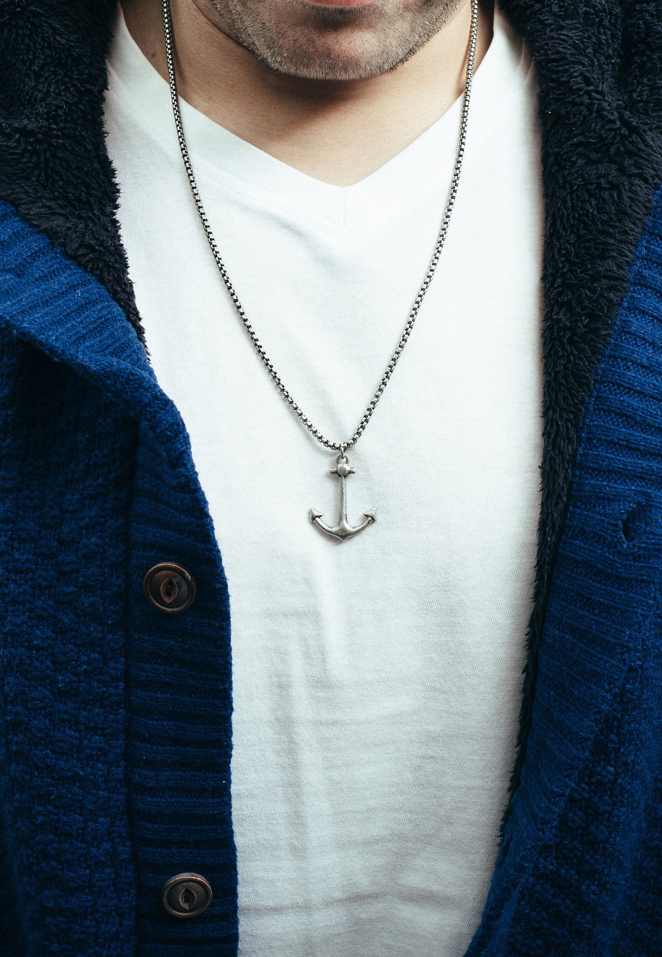 AK-PEN-POR-02-Akitsune-Portus-Anchor-Necklace-Full-Close-Silver-Model