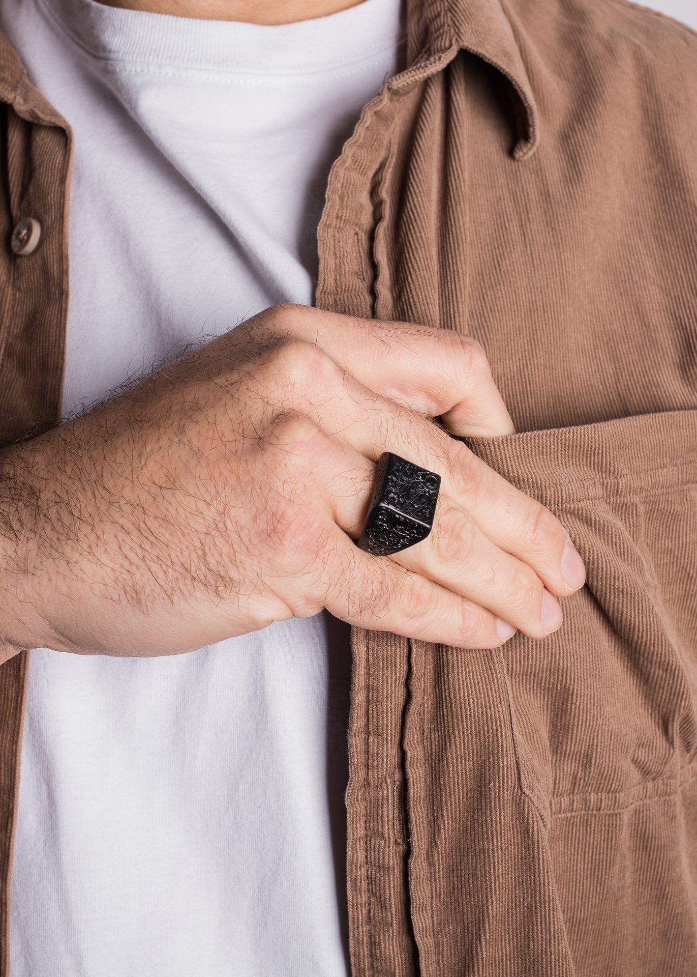 AK-R-FLO-01-Akitsune-Floris-Ring-Matte-Black-Model-5x4phWMULxI5b9an