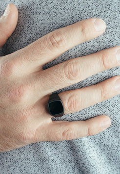 AK-R-OPU-01-Akitsune-Opus-Ring-Black-Model-5x4h7wWeAhx40lPn