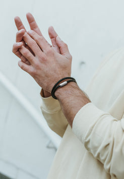 AKJ52L00P-O11-Akitsune-Suprema-Leather-Bracelet-Silver-Black-6