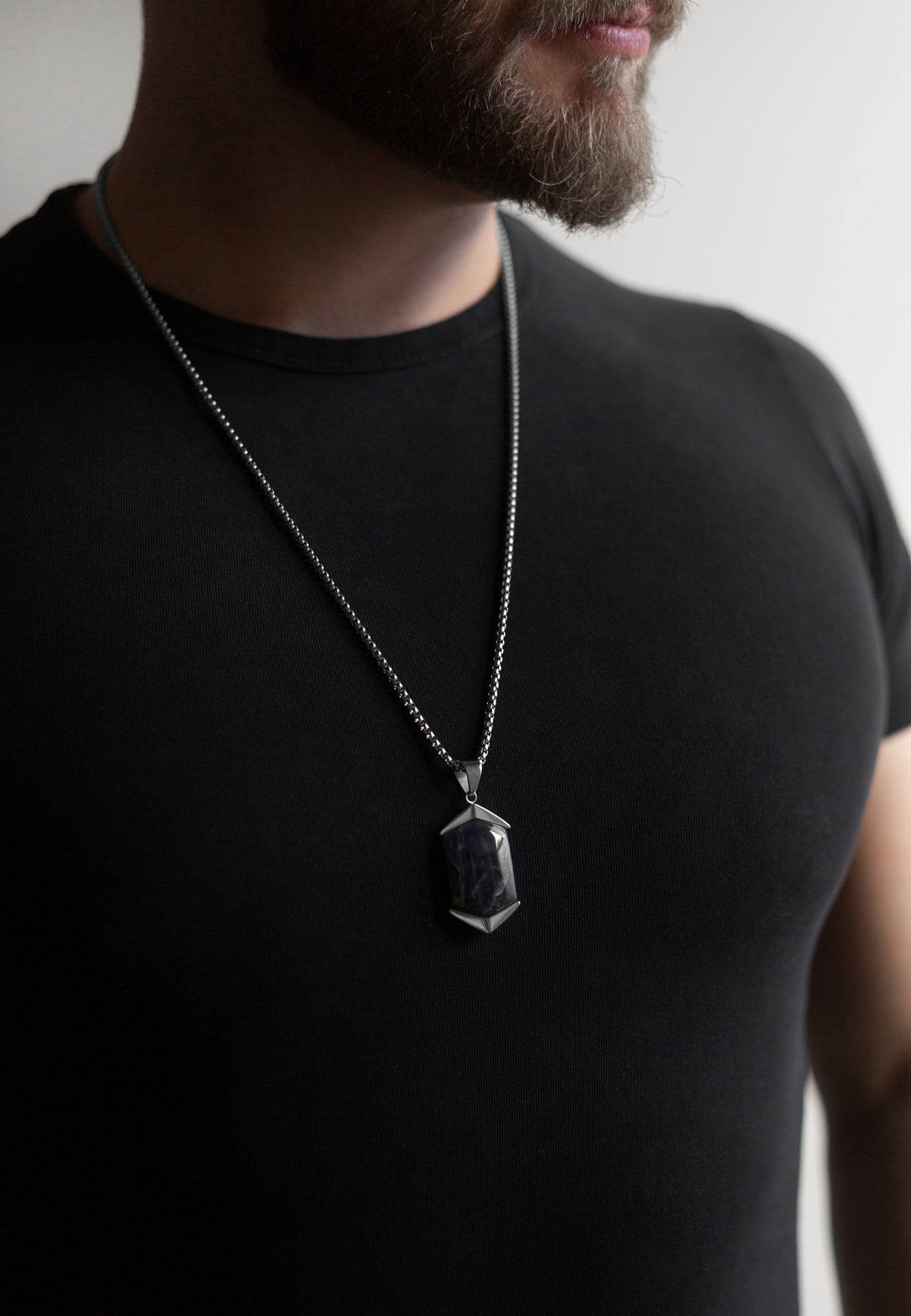 Akitsune-Abyssum-Pendant-Silver-Blue-Vein-Stone-Side-Model-2