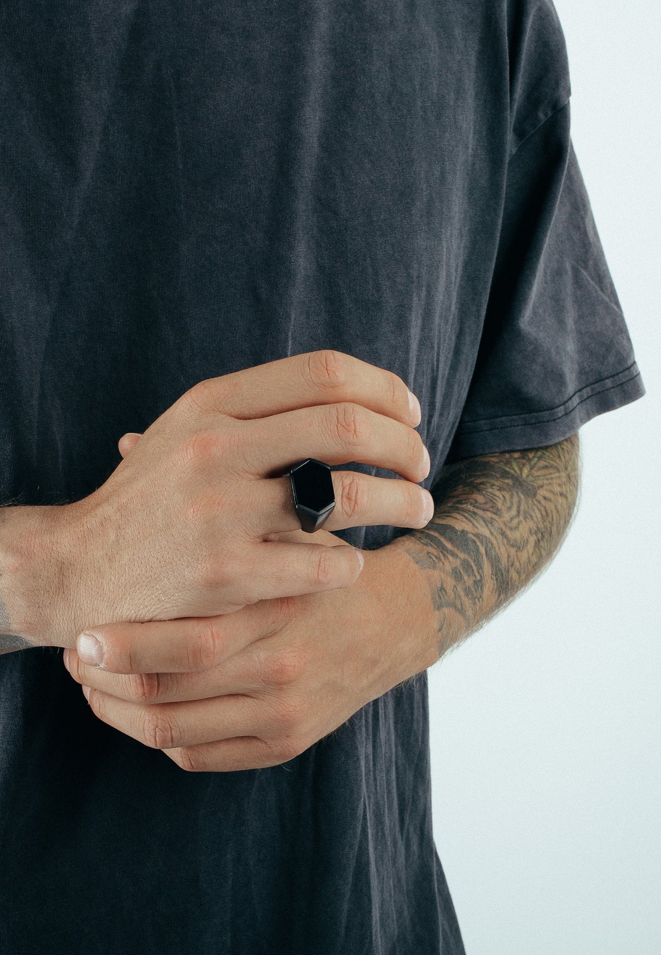 Akitsune-Abyssum-Ring-Matte-Black-Black-Model-2