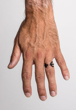 Akitsune-Anchor-Ring-Adjustable-Size-Matte-Black-Model-Hand