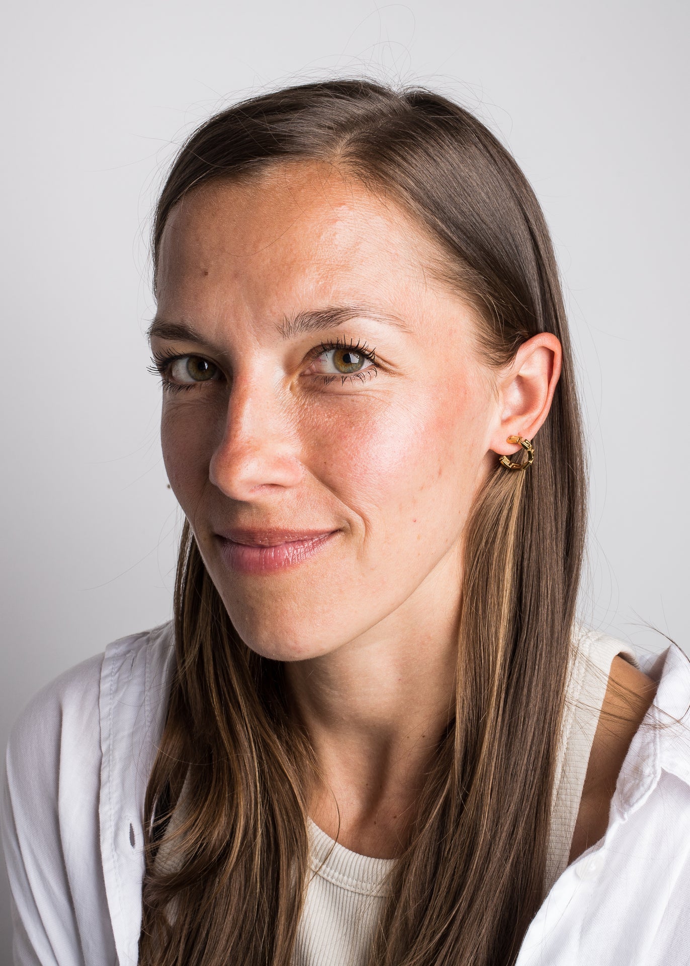 Akitsune-Argius-Meander-Earring-Gold-Model-3