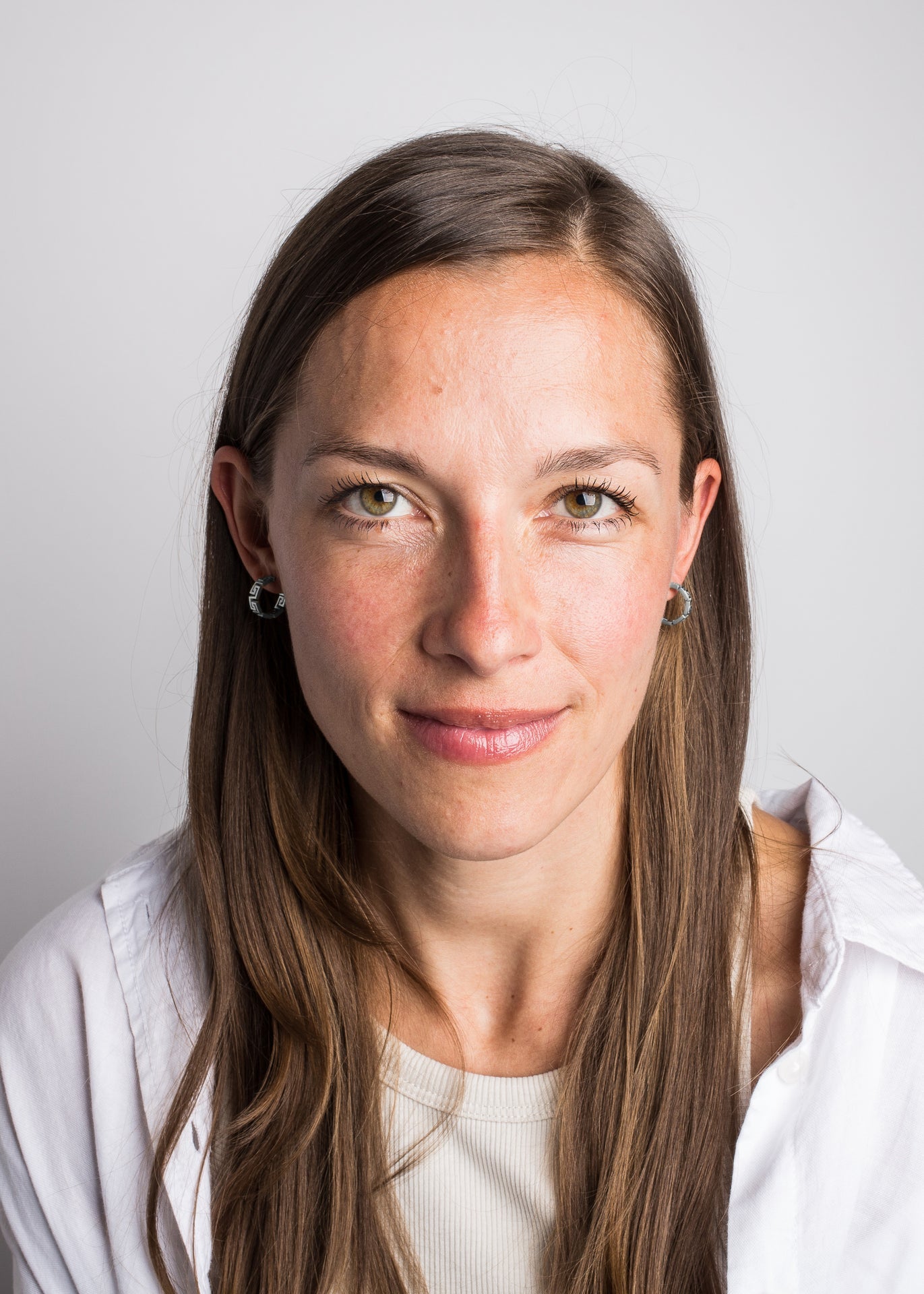 Akitsune-Argius-Meander-Earring-Silver-Model-1