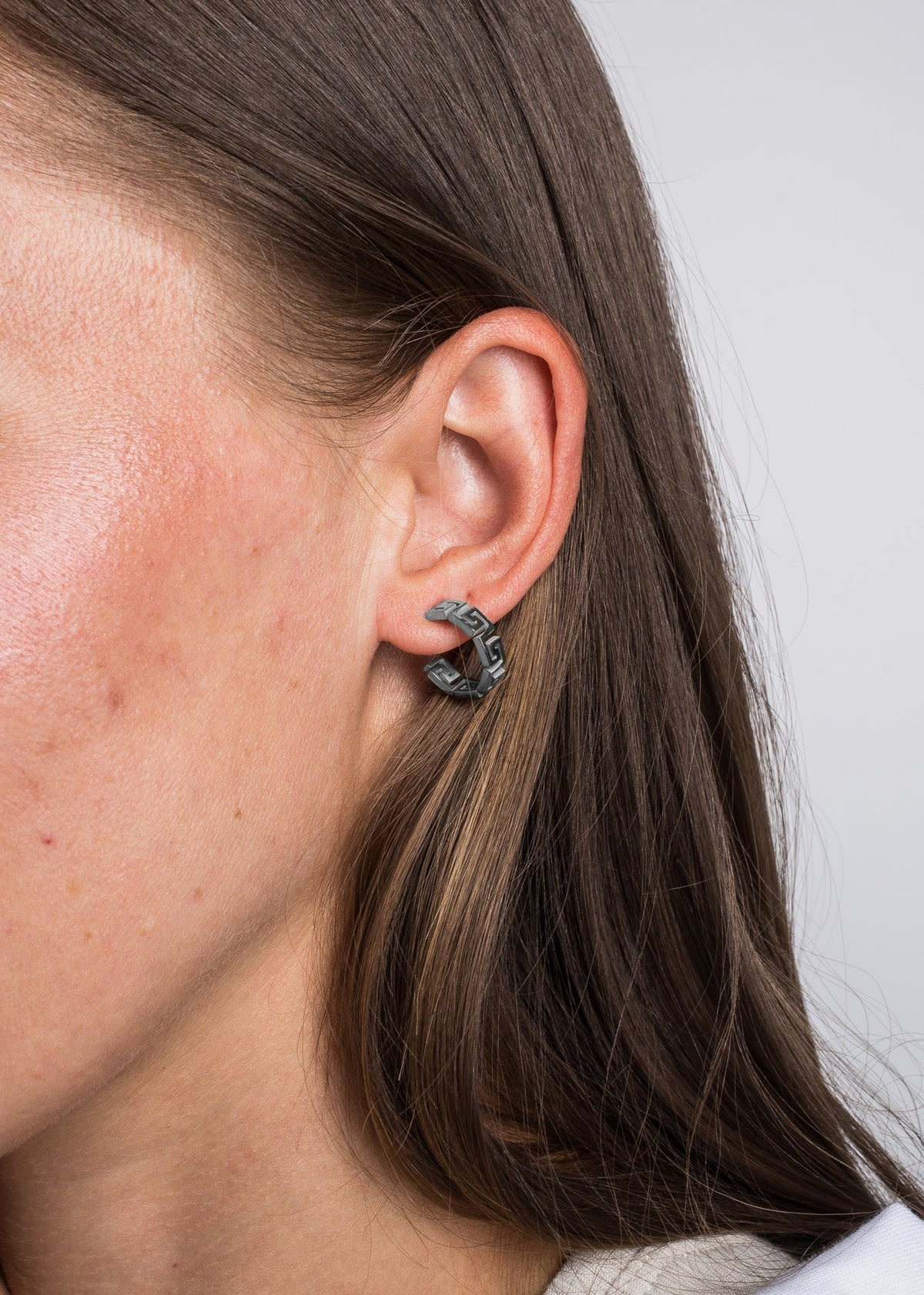 Akitsune-Argius-Meander-Earring-Silver-Model-2