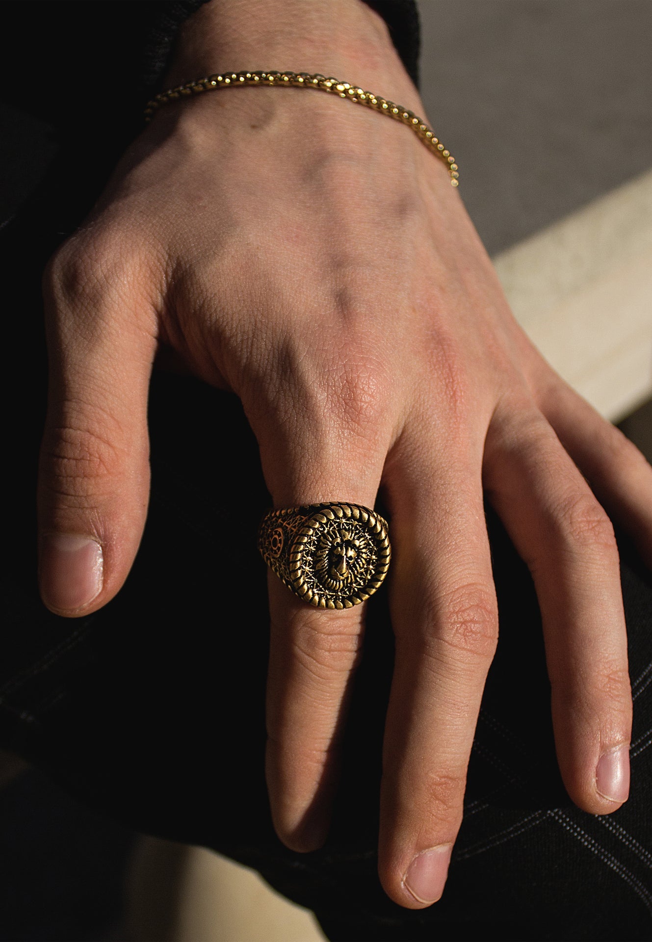 Akitsune-Baca-Chain-Link-Bracelet-Gold-Model-Ring