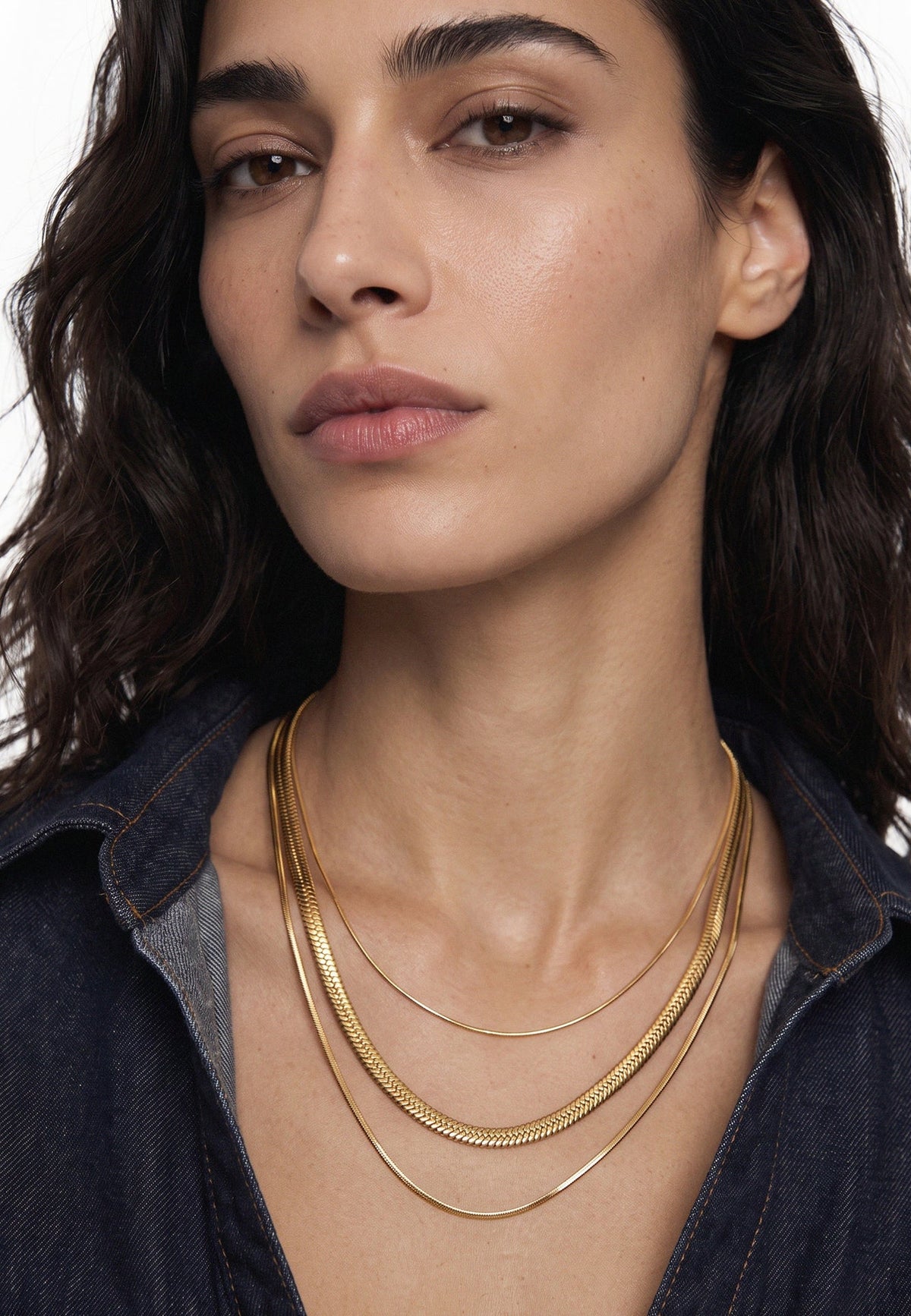 Akitsune Celestia Necklace Set gold tone, worn by a model