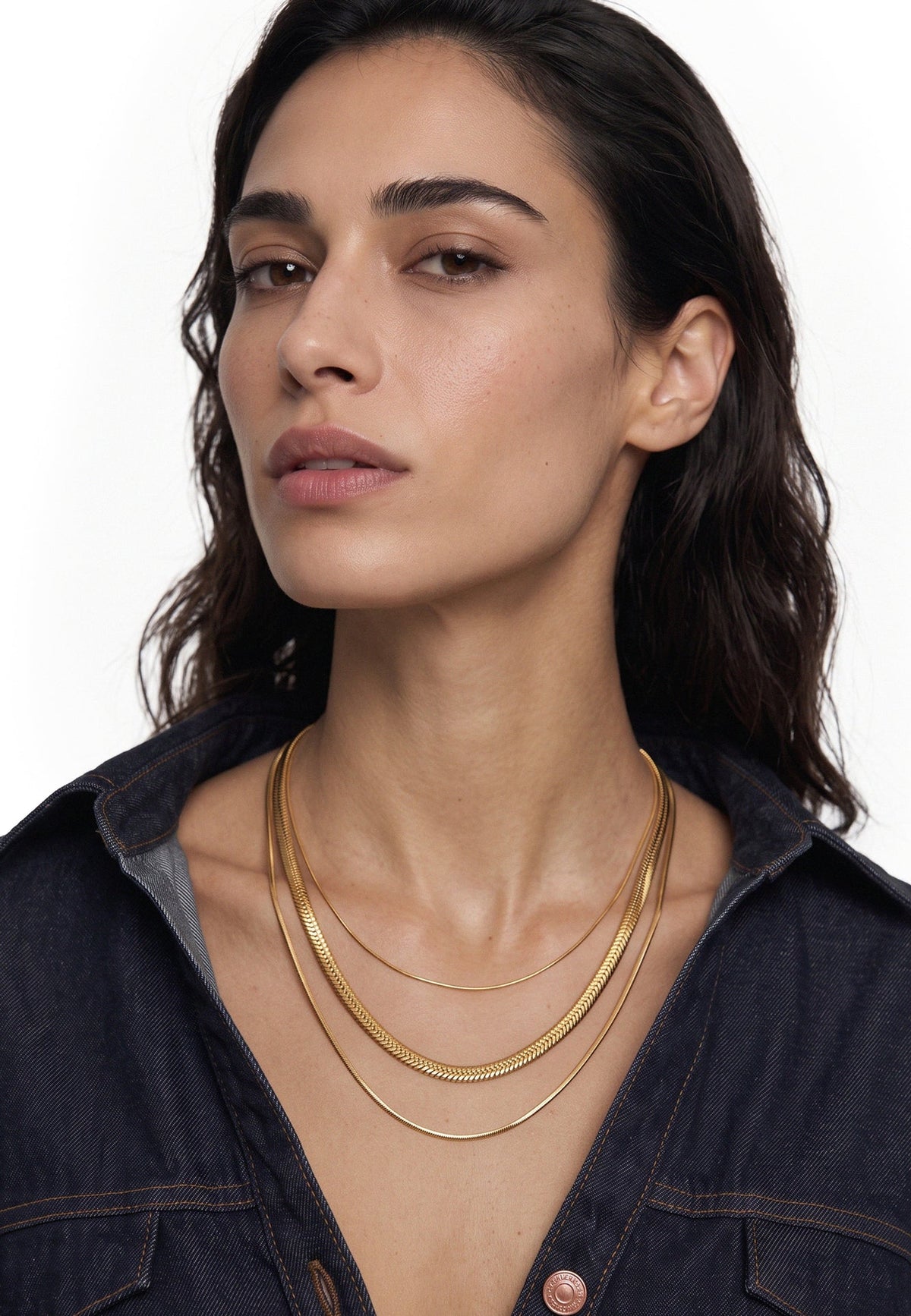 Akitsune Celestia Necklace Set gold tone, worn by a model