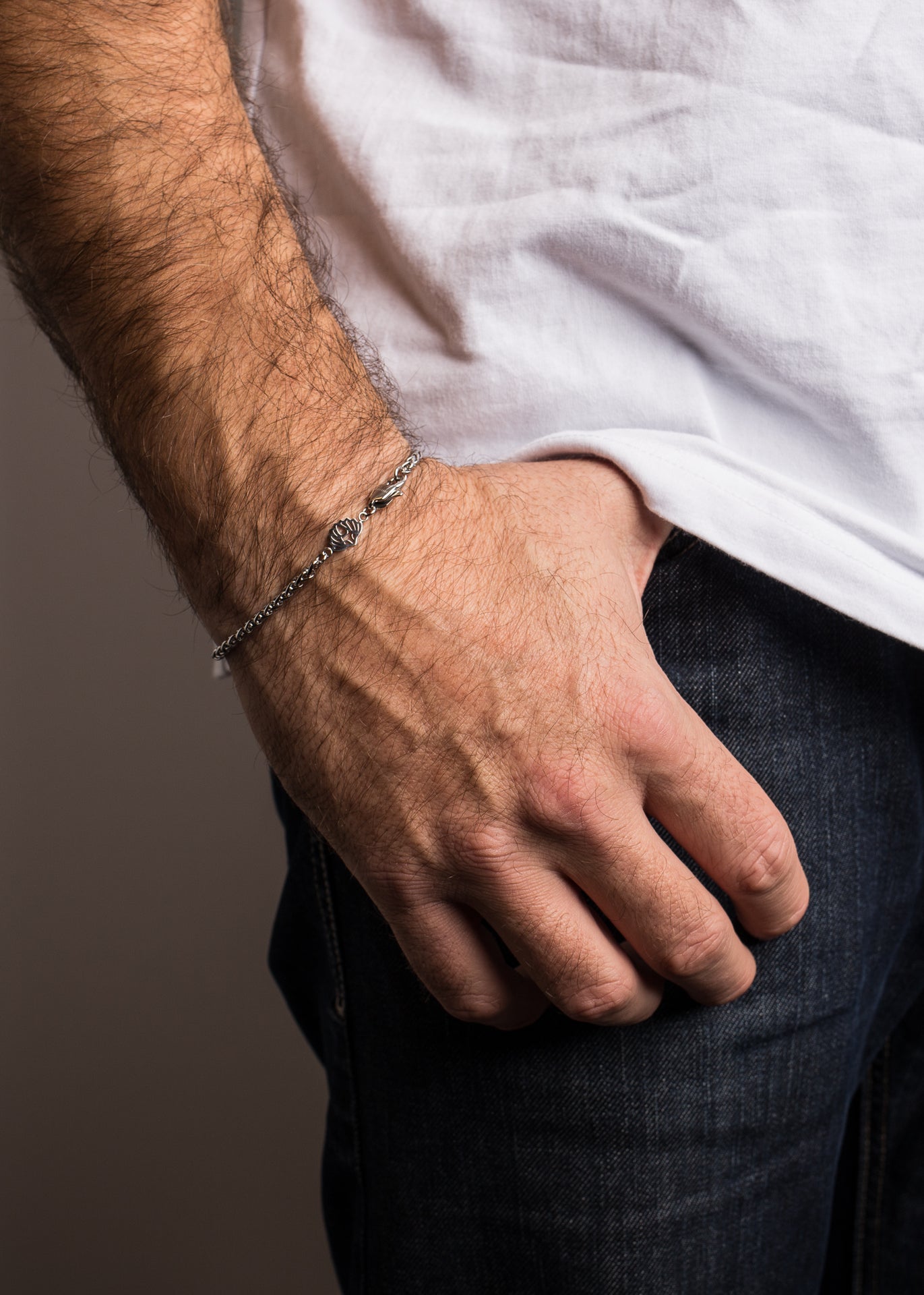 Akitsune-Cor-Wheat-Chain-Bracelet-Silver-Model