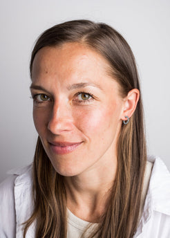 Akitsune-Delight-Earring-Gold-Full-Model-37fPuPqHj1FA3p