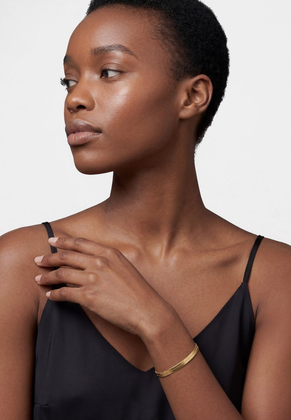 Essence-Armband Gold an einem Model getragen
