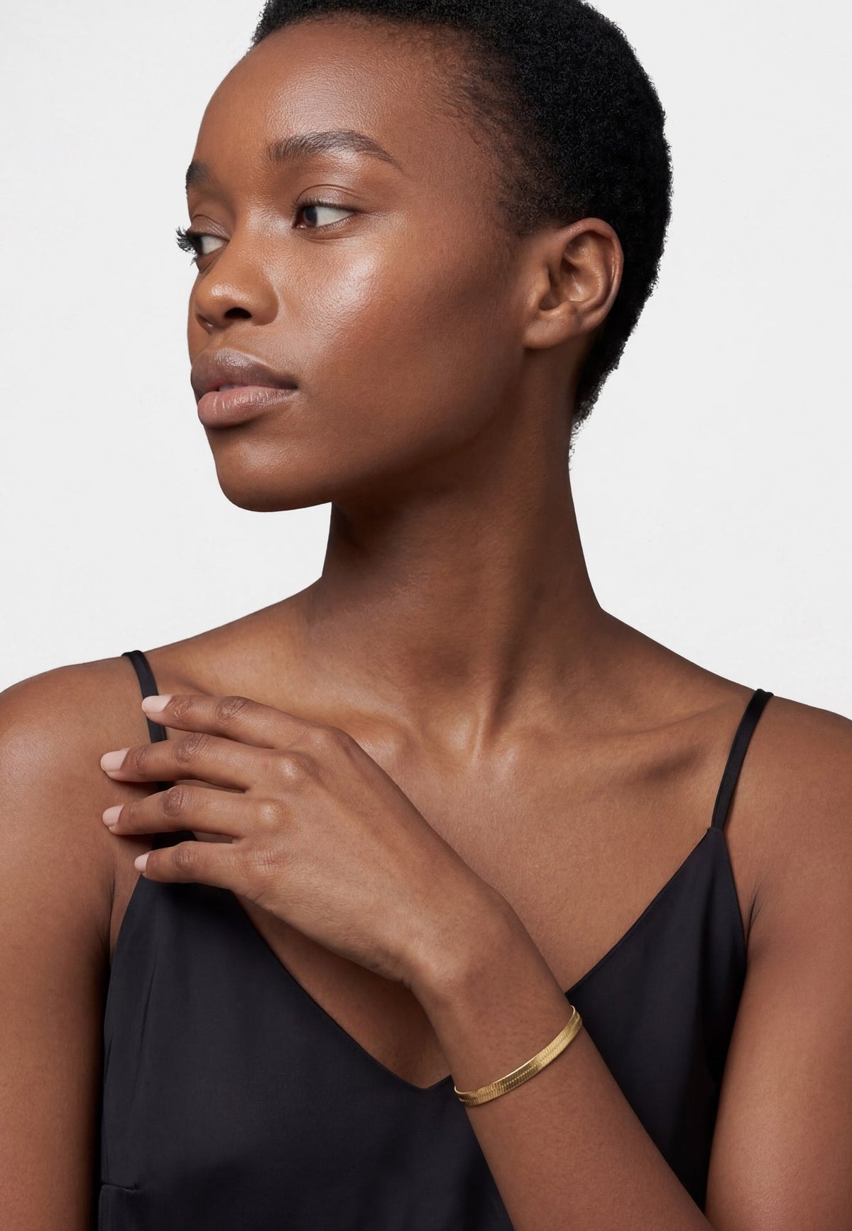 Essence-Armband Gold an einem Model getragen