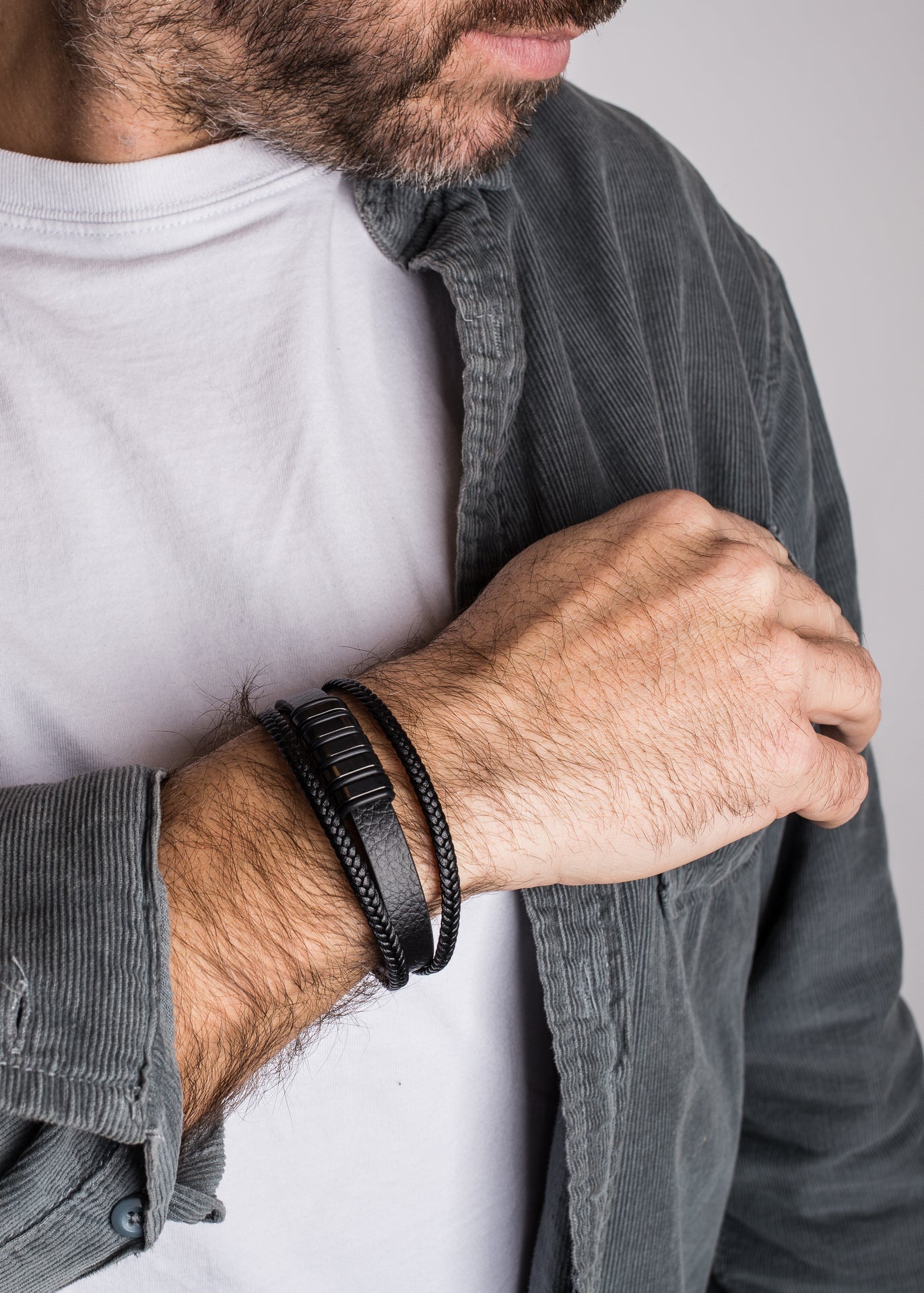 Akitsune-Fabula-Leather-Bracelet-Black-Black-Mens-Model-3