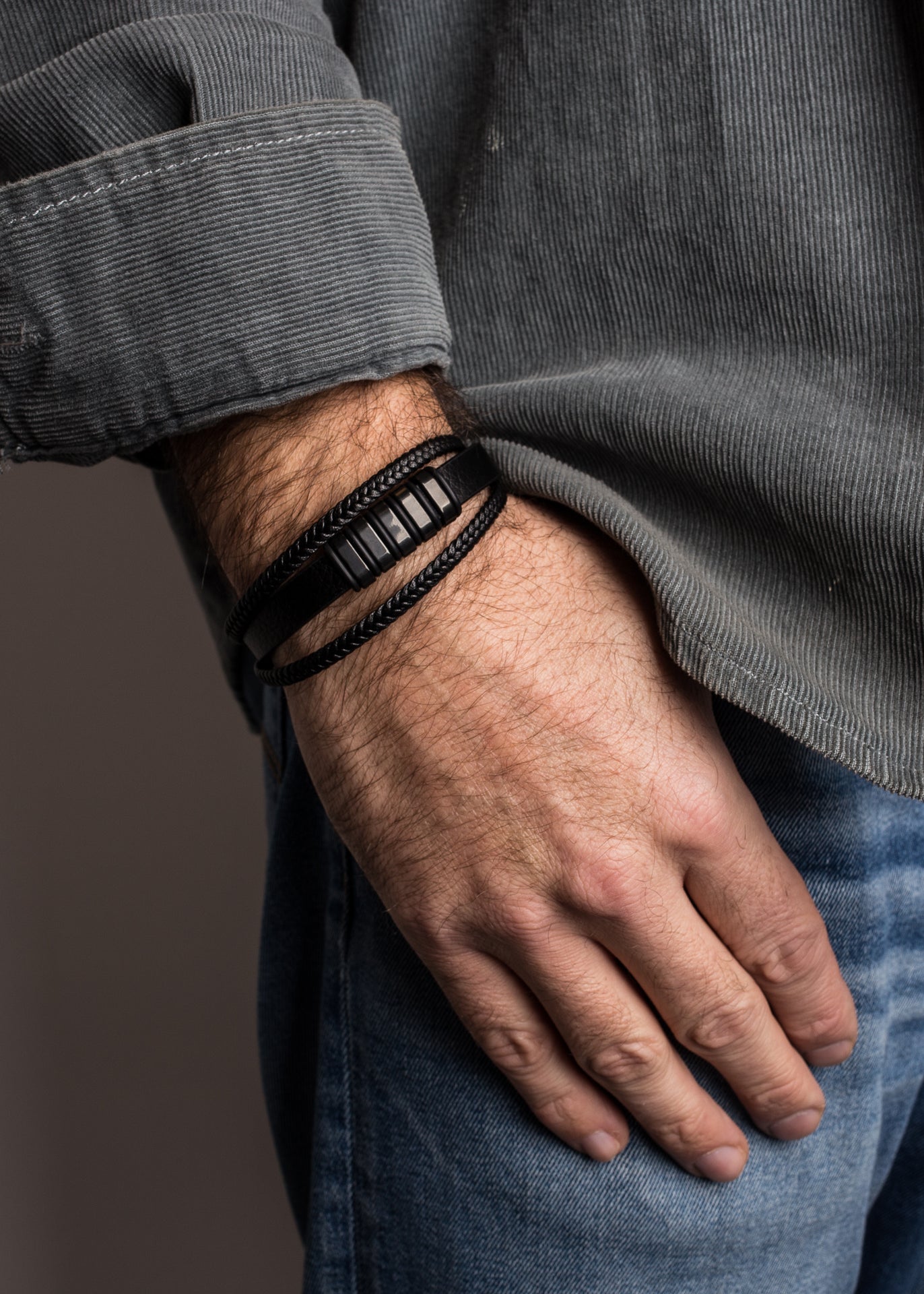 Akitsune-Fabula-Leather-Bracelet-Black-Black-Mens-Model