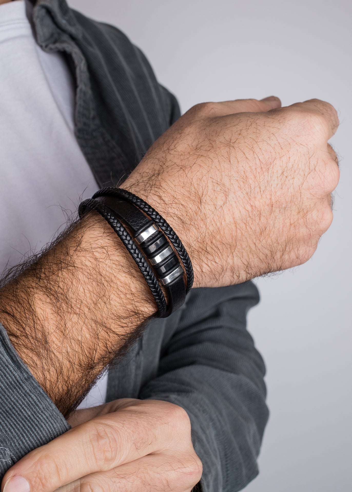 Akitsune-Fabula-Leather-Bracelet-Black-Silver-Men-Model-1