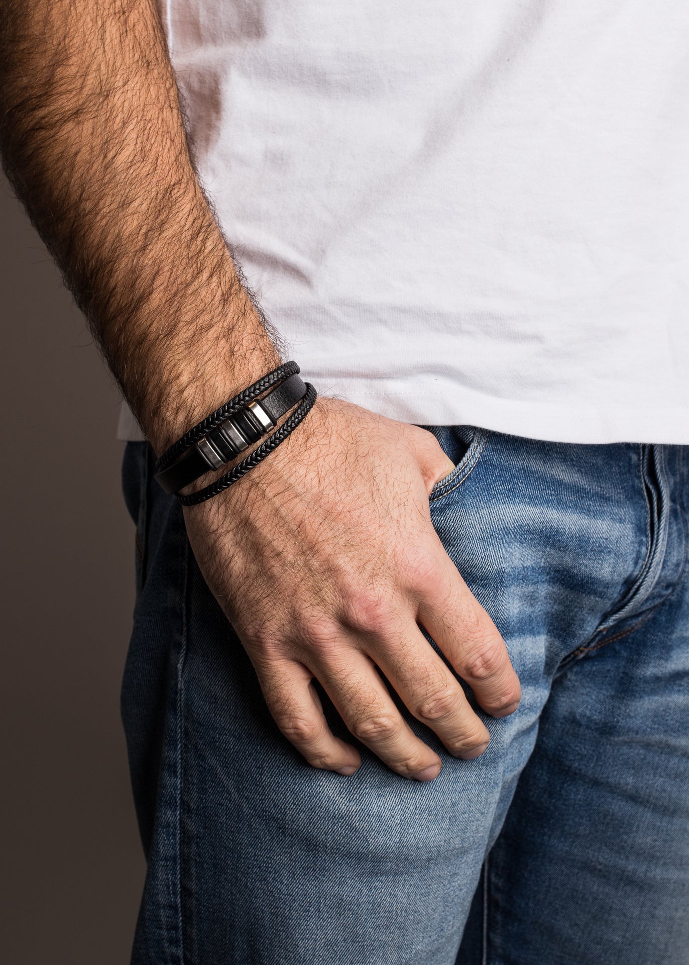 Akitsune-Fabula-Leather-Bracelet-Black-Silver-Men-Model-2