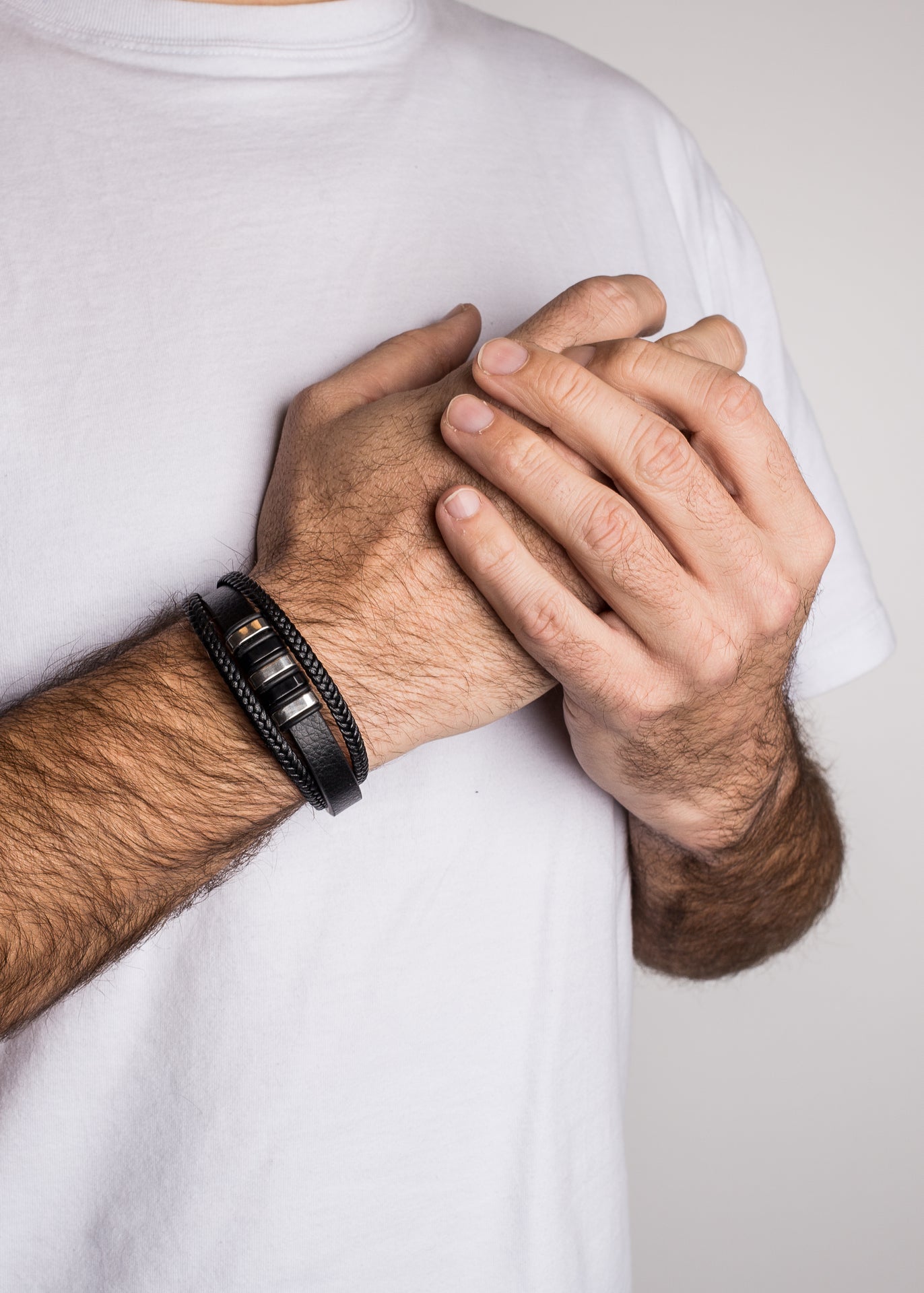 Akitsune-Fabula-Leather-Bracelet-Black-Silver-Men-Model-4