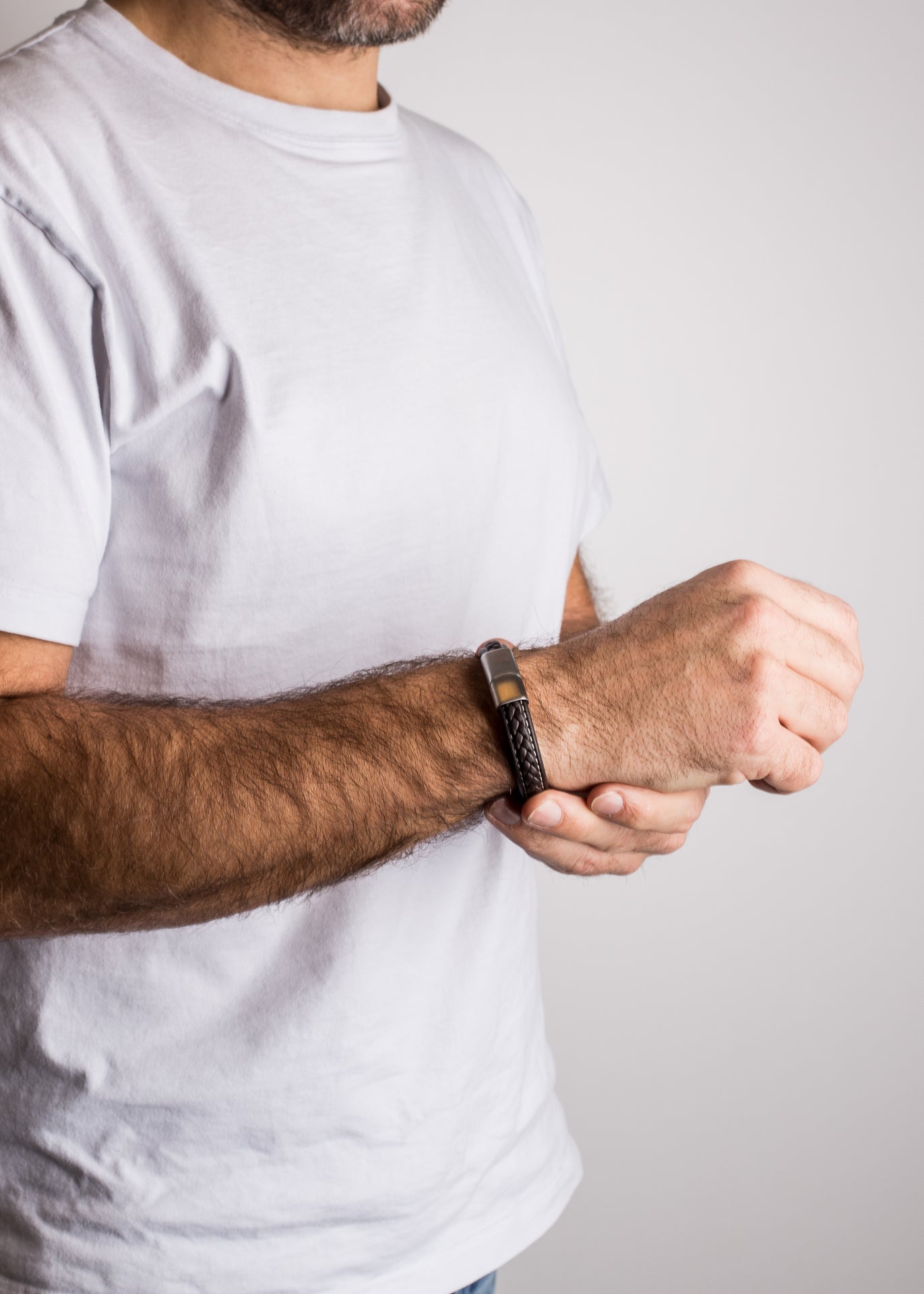 Akitsune-Fides-Leather-Bracelet-Matte-Silver-Brown-Model-1