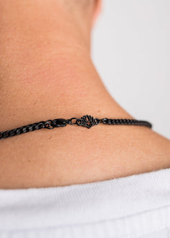 Akitsune-Franco-Necklace-Chain-Matte-Black-Model-1