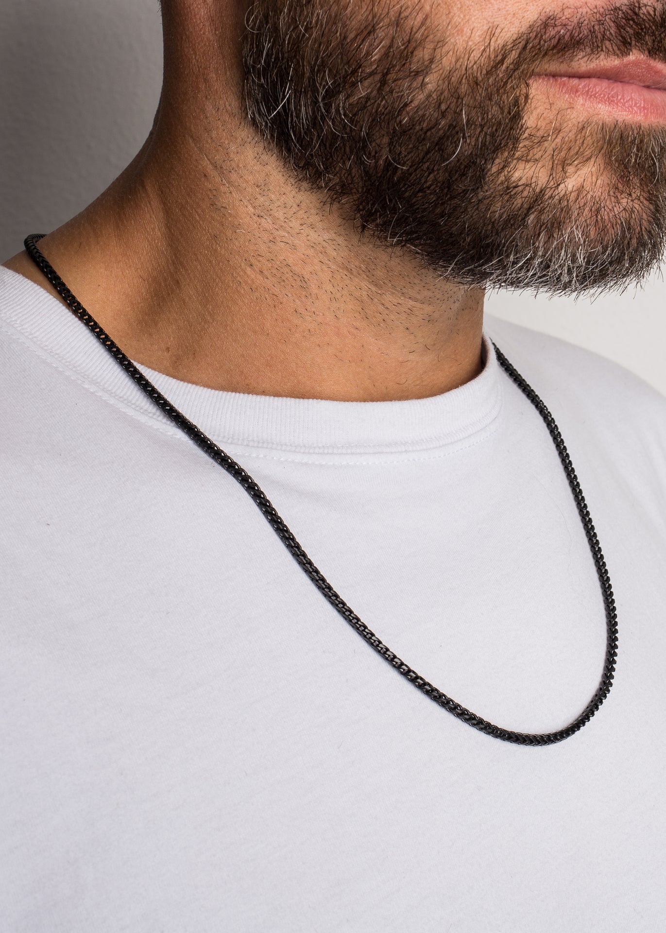 Akitsune-Franco-Necklace-Chain-Matte-Black-Model-2