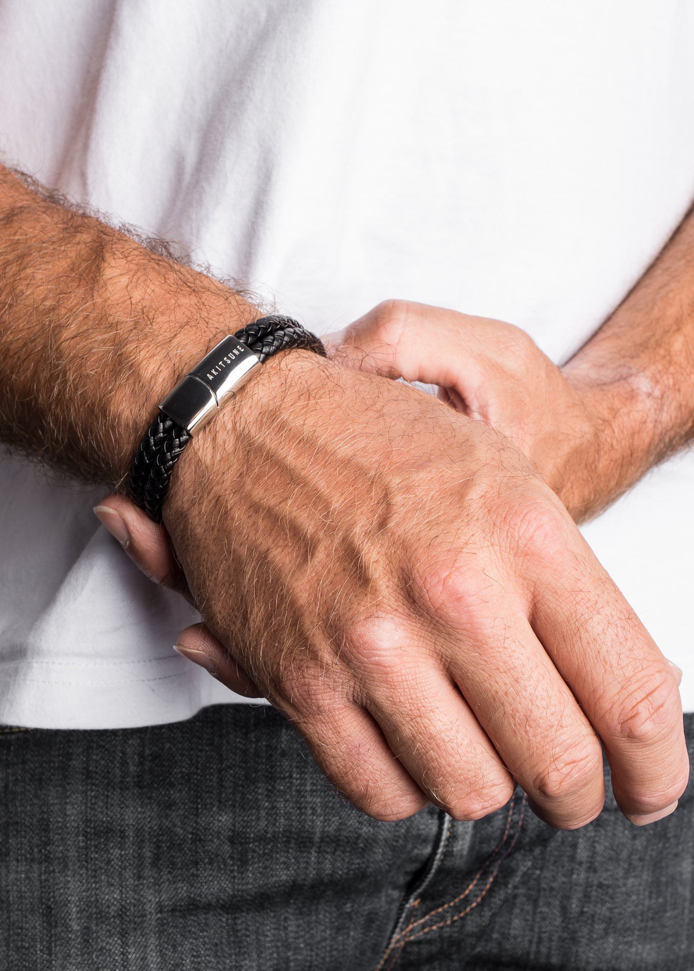 Akitsune-Gracilitas-Leather-Bracelet-Silver-Black-Model-2OpOeo9nwslWnZ