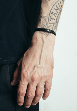 Akitsune-Laurea-Bangle-Laurel-Wreath-Black-Model-Side