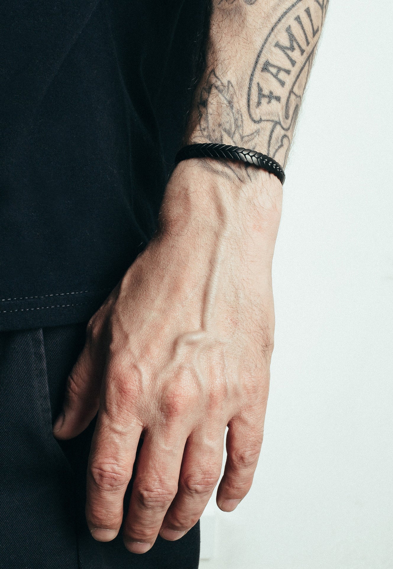 Akitsune-Laurea-Bangle-Laurel-Wreath-Black-Model-Side