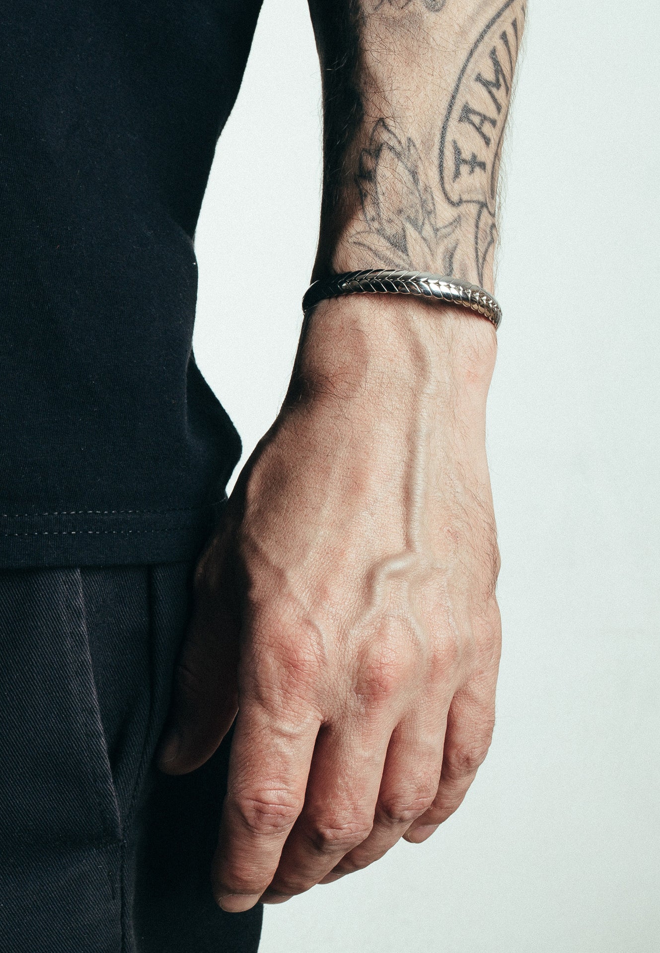 Akitsune Laurea Laurel Wreath Bangle - Silver Model Wrist