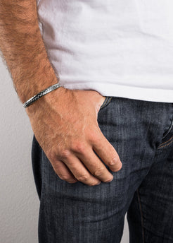 Akitsune-Laurea-Laurel-Wreath-Bangle-Silver-Model